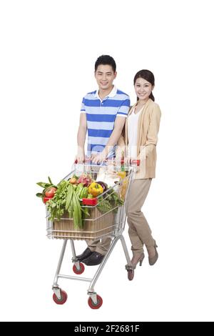 Un jeune couple heureux font du shopping Banque D'Images