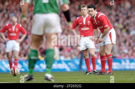 SIX NATIONS PAYS DE GALLES V IRLANDE SIMON JONES SUR LE POINT DE PRENDRE UNE PÉNALITÉ 19/3/2005 PHOTO DAVID ASHDOWNRUGBY SIX NATIONS Banque D'Images