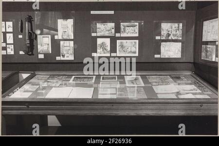 Salle du KOG avec divers objets sur le mur et dans des vitrines, y compris des dessins et un violon; l'exposition néerlandaise dans des camps japonais .. Banque D'Images