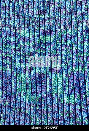 Couverture tricotée à la main, bleu, vert et violet. Banque D'Images