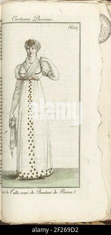 Journal des Dames et des modes, Costume parisien, 1805, an 13 (655) Bonnet de Tule....Robe blanche, à mi-hauteur et le long de l'ourlet brodés de petites fleurs. Fichu croisant pour la poitrine. Gants longs. Porte-chapeau en tulle, orné de boutons roses. Écharpe à la main. Banque D'Images