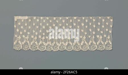 Strook naaldkant met hartvormiga moesjes en aneengeschakelde ovalen langs de onderzijde.bande de couleur naturelle dentelle de conifères: Côté Alençon. Motif composé de sept rangées de prairies en forme de cœur et de cartouilles ovales reliées le long du fond. Les ovales sont chacun couronné par un ovale découpé et avec des Raderpicots en lui. Un tel ovale autotravaillé est également au centre de chaque cartouche ovale et se lève toujours avec une tige de droite. Le dessous semi-circulaire des cartouris est formé par une rangée d'ovales connectés et travaillés. Les motifs sont faits avec des points de feston et équipés de contours de relief. T Banque D'Images