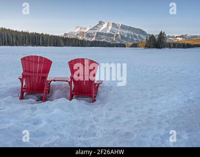 Vue d'hiver sur les chaises rouges de Two Jack Lake, dans le parc national Banff, Alberta, Canada Banque D'Images