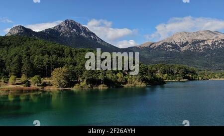 Vue aérienne sur le lac Doxa, automne dans la montagne de Corinthe, Péloponnèse, Grèce Banque D'Images