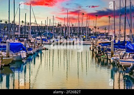 Des rangées de bateaux de sport et de pêche amarrés dans le port au coucher du soleil. Banque D'Images