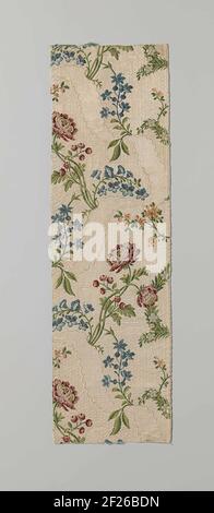 Fragment veelkleurige gebrochede zijde.fragment tissu de soie multicolore. Le sol blanc est doté de pneus ondulés et de champs à fines rayures ou à motif de scie à câble. Sur le motif blanc, le motif a des branches de fleurs multicolores avec de petites fleurs bleues, roses et blanches et de grandes fleurs rouges. Banque D'Images