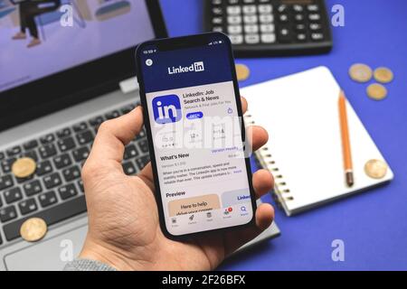 Kharkov, Ukraine - 9 mars 2021 : application LinkedIn pour la recherche d'emploi, application pour téléphone mobile, photo de fond d'entreprise Banque D'Images