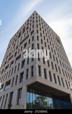 Wroclaw, Pologne - mai 8 2020 : façade de l'immeuble de la Chambre d'administration fiscale Banque D'Images