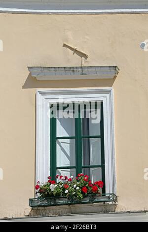 Fenêtre à la maison avec fleurs à Capri Italie Banque D'Images