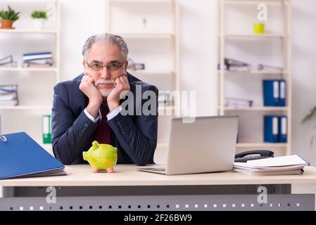 Vieux homme d'affaires employé dans le concept de faillite Banque D'Images