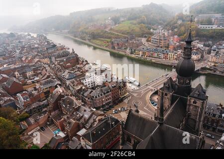 Vue panoramique sur la vieille ville de Dinant en Belgique. Banque D'Images