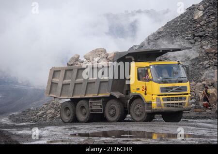 INDE, Jharkhand, Dhanbad Jharia, site d'extraction de charbon BCCL, camion poids lourd de Volvo, fumée de combustion de champs de charbon / INDIEN, Dhanbad Jharia, BCTL Kohletagebau, Volvo Kladen Abraum ab, brennende Kohleflöze Banque D'Images