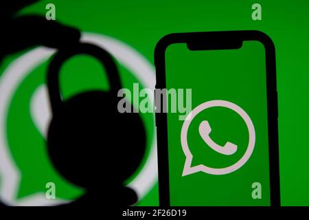 LONDRES, Royaume-Uni - Mars 2021: Logo du service de messagerie en ligne WhatsApp avec un cadenas Banque D'Images