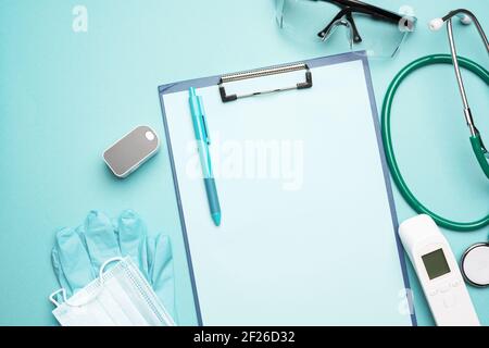 Oxymètre de pouls et thermomètre électronique et autres fournitures médicales sur un arrière-plan bleu Banque D'Images