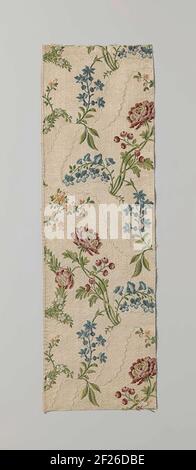 Fragment veelkleurige gebrochede zijde.fragment tissu de soie multicolore. Le sol blanc est doté de pneus ondulés et de champs à fines rayures ou à motif de scie à câble. Sur le motif blanc, le motif a des branches de fleurs multicolores avec de petites fleurs bleues, roses et blanches et de grandes fleurs rouges. Banque D'Images