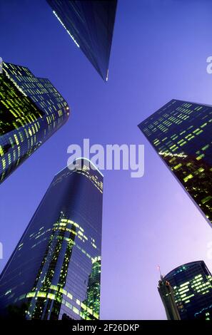 Grande tour de bâtiment dans le centre-ville de Los Angeles, CA Banque D'Images