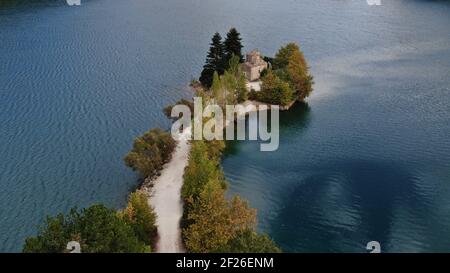 Vue aérienne sur le lac Doxa, église St.Fanourios, automne dans la montagne Corinthe, Péloponnèse, Grèce Banque D'Images