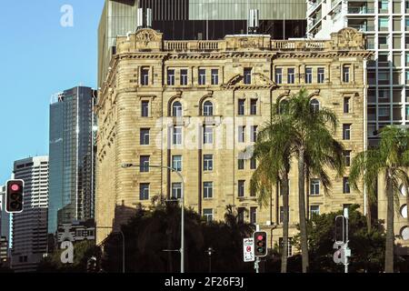 02 02 2015 Brisbane Australie - Bâtiment d'époque dans le quartier des affaires près de la rivière et parc avec des bâtiments modernes en arrière-plan. Banque D'Images