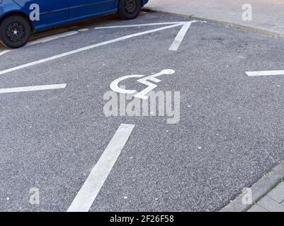 Espace de stationnement avec enseigne peinte en blanc pour handicapés Banque D'Images