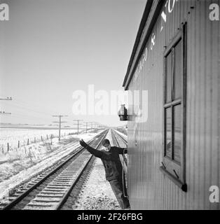 Brakeman donnant le signal OK de Caboose pendant les opérations de train de marchandises sur Chicago et North Western Railroad entre Chicago, Illinois et Clinton, Iowa, États-Unis, Jack Delano, U.S. Office of War information, janvier 1943 Banque D'Images