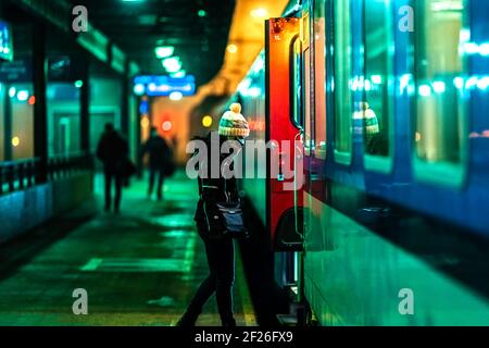 femme à bord d'un train de nuit à la gare Banque D'Images