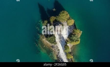 Vue aérienne sur le lac Doxa, église St.Fanourios, automne dans la montagne Corinthe, Péloponnèse, Grèce Banque D'Images