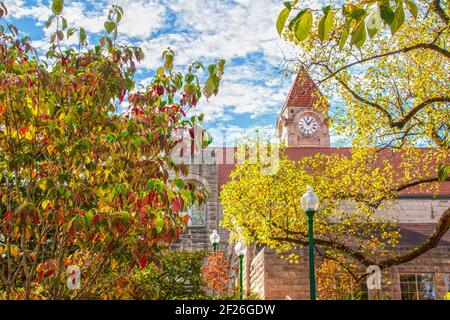 2019 10 19 Bloomington USA Tour d'horloge et bâtiments sur le campus de Indiana University à Bloomington Indiana avec feuillage d'automne Banque D'Images