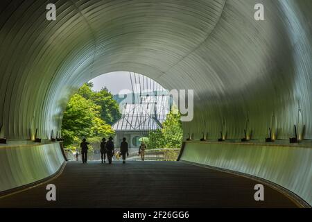 Vue à travers un tunnel vers le magnifique musée Miho de I.M PEI avec un groupe de personnes silhoueté comme ils marchent vers le entrée Banque D'Images