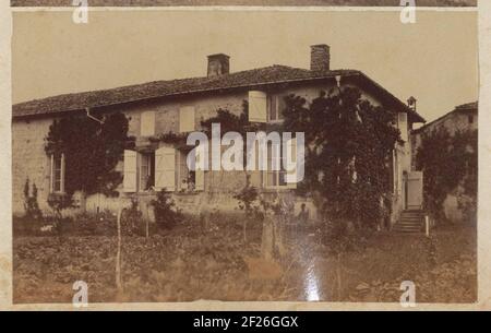 Landhuis rencontré tuin à Frankrijk, in de ramen bewoners.partie d'un album de photographe amateur français avec des enregistrements de famille, de soldats, d'industrie, de paysages et de sites touristiques en France. Banque D'Images