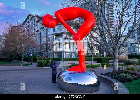 The Proud Youth, par le sculpteur chinois Chen Wenling, False Creek Seawall, Vancouver, Colombie-Britannique, Canada Banque D'Images