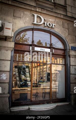2019-00702019 Tbilissi Géorgie - fenêtre du magasin Dior avec réflexions et vue du comptoir et des étagères à l'intérieur Banque D'Images