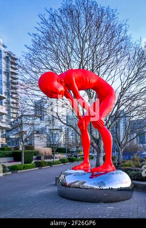 The Proud Youth, par le sculpteur chinois Chen Wenling, False Creek Seawall, Vancouver, Colombie-Britannique, Canada Banque D'Images