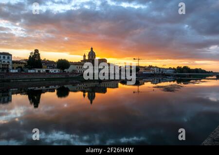 FLORENCE, Toscane/Italie - le 19 octobre : Voir des bâtiments le long de l'Arno à Florence au crépuscule le 19 octobre 2019 Banque D'Images