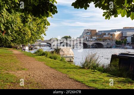 Kingston Upon Thames avec la rivière au premier plan utilisée par les rameurs et bateaux à moteur Banque D'Images