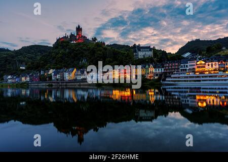 Moselle avec lumières de la ville de Cochem la nuit, Allemagne. Château impérial de Cochem. Banque D'Images