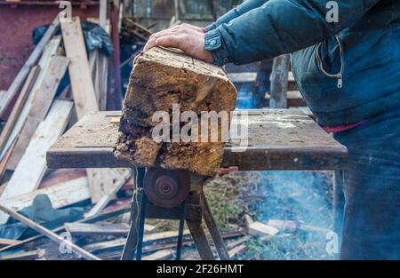 Les mains du charpentier bois de coupe avec Tablesaw Banque D'Images