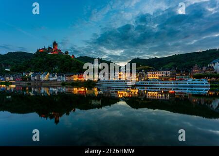 Moselle avec lumières de la ville de Cochem la nuit, Allemagne. Château impérial de Cochem. Banque D'Images