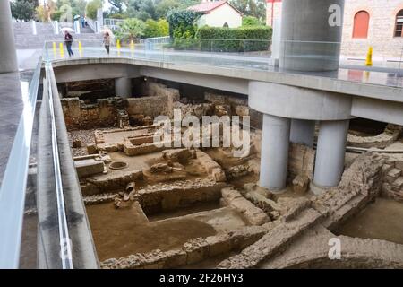 01 04 2018 Athènes Grèce site archéologique en dessous de la principale entrée au musée de l'Acropole avec des touristes sous la pluie Banque D'Images