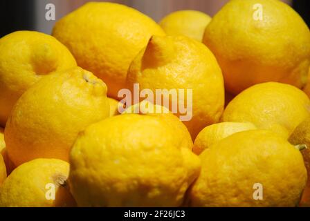 Citrons sur market stall, Taormina, Messina Province, Sicile, Italie Banque D'Images