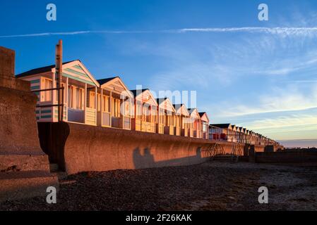 Une rangée de cabines de plage aux couleurs vives, à Southwold Banque D'Images