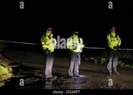 Des officiers de la police métropolitaine se tiennent à un cordon de police près d'une zone boisée d'Ashford dans le Kent, après la découverte de restes humains dans la chasse à la femme disparue Sarah Everard. La police met a annoncé mercredi qu'un agent de protection diplomatique détenu pour la disparition de Sarah Everard avait été arrêté pour meurtre. Date de la photo: Mercredi 10 mars 2021. Banque D'Images