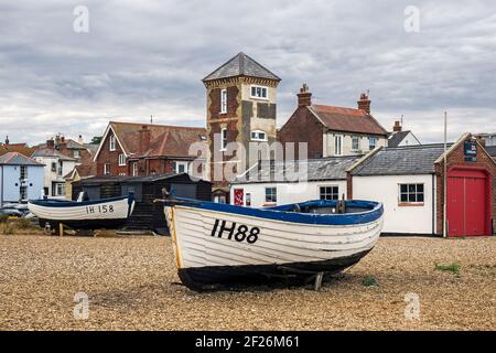 Bateau de pêche traditionnel sur la plage à Aldeburgh Banque D'Images