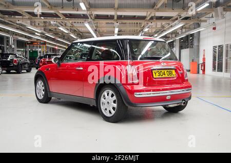 Début (avril) 2001, la préproduction R50 façonne les mini-coopeurs BMW à l'usine d'Oxford. Ces voitures d'immatriculation y ont été construites pour le lancement de la marque Banque D'Images