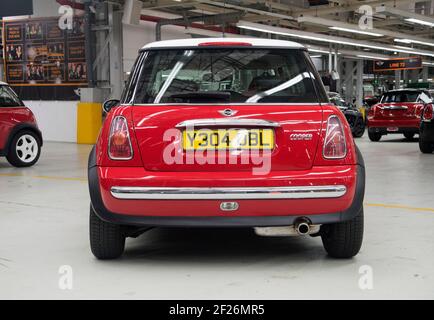 Début (avril) 2001, la préproduction R50 façonne les mini-coopeurs BMW à l'usine d'Oxford. Ces voitures d'immatriculation y ont été construites pour le lancement de la marque Banque D'Images