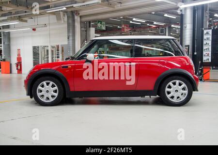 Début (avril) 2001, la préproduction R50 façonne les mini-coopeurs BMW à l'usine d'Oxford. Ces voitures d'immatriculation y ont été construites pour le lancement de la marque Banque D'Images