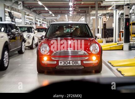 Début 2001, la préproduction R50 forme BMW MINI Cooper en passant par l'usine d'Oxford. Ces voitures d'immatriculation y ont été construites pour le lancement de la marque Banque D'Images