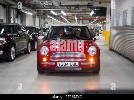 Début 2001, la préproduction R50 forme BMW MINI Cooper en passant par l'usine d'Oxford. Ces voitures d'immatriculation y ont été construites pour le lancement de la marque Banque D'Images