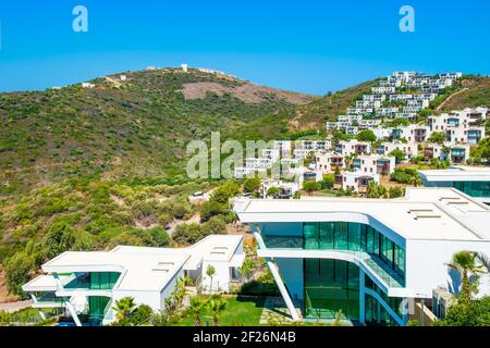 Bodrum, Turquie - 30 juillet 2020: Magnifique paysage méditerranéen de station de luxe avec des villas blanches et des bungalows à Bodrum, Turquie Banque D'Images