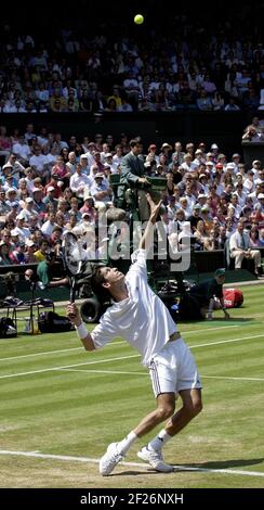 WIMBLEDON TENNIS CHAMPS 2003 4ÈME JOUR TIM HENMAN V M.LLODRA 26/6/2003 PHOTO DAVID ASHDOWN David Ashdown export 8 Banque D'Images