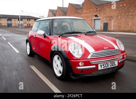 Début (avril) 2001, la préproduction R50 façonne les mini-coopeurs BMW à l'usine d'Oxford. Ces voitures d'immatriculation y ont été construites pour le lancement de la marque Banque D'Images